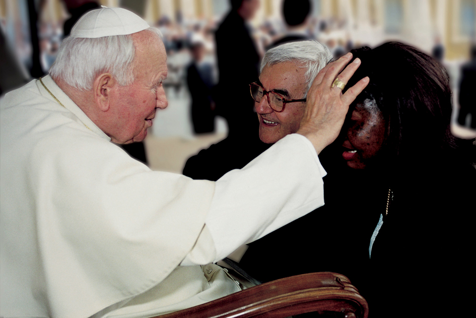 Don Oreste in visita da Papa Giovanni Paolo II con una donna vittima della tratta